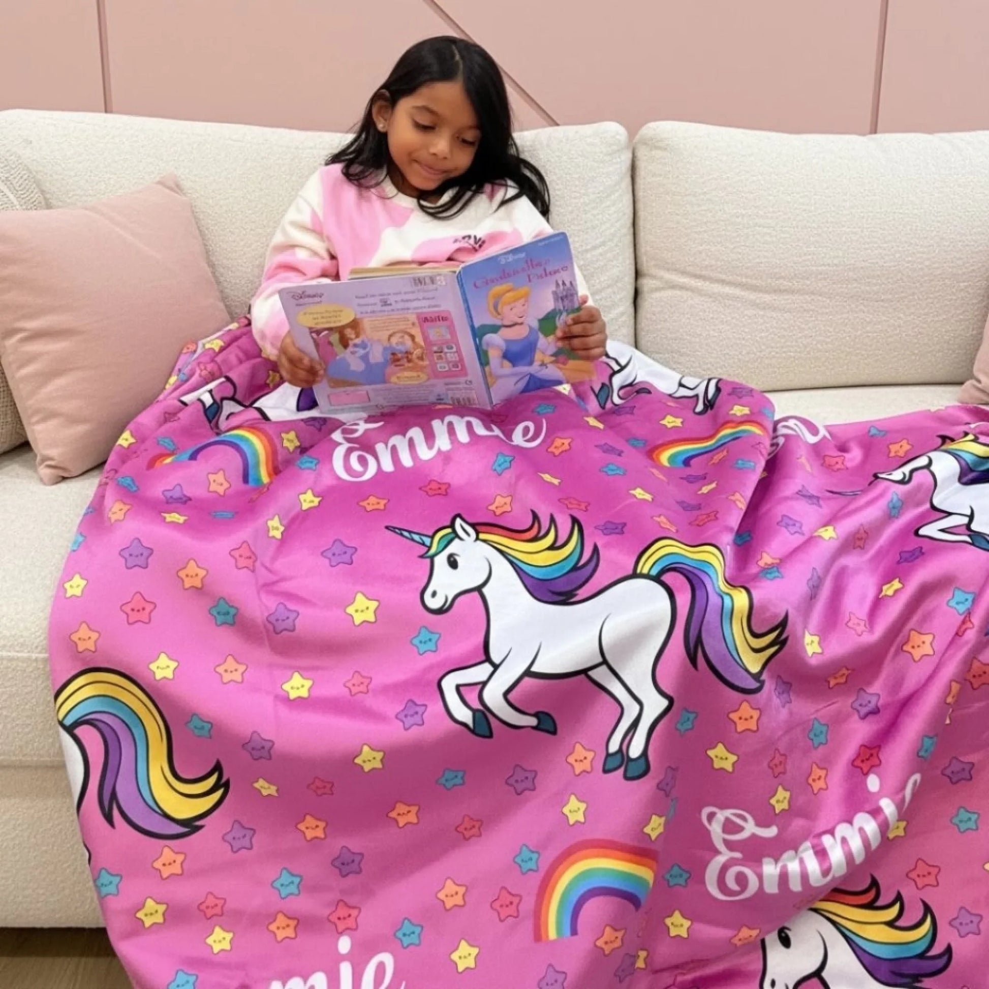Unicorn blanket_Emmie reading book